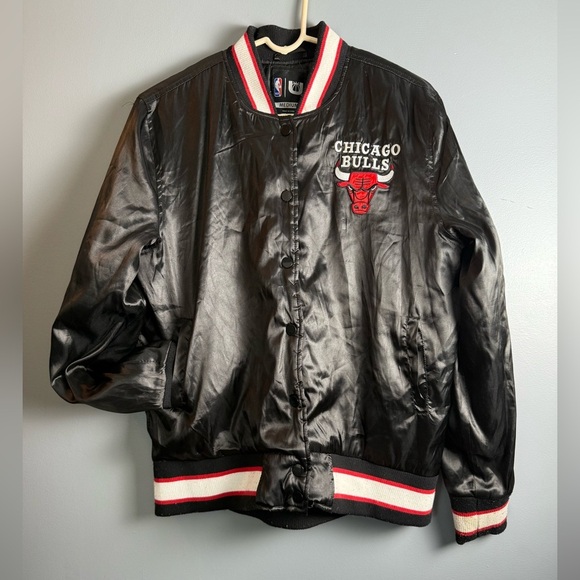 Chicago Bulls Ultra Game VTG NBA Jacket Black Red Satin Quilted Lining SZ Medium - Picture 2 of 6